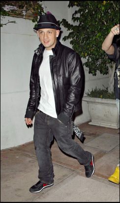 Benji  Madden vient en aide à un paparazzi